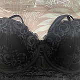 Right cup damaged lace it’s in white